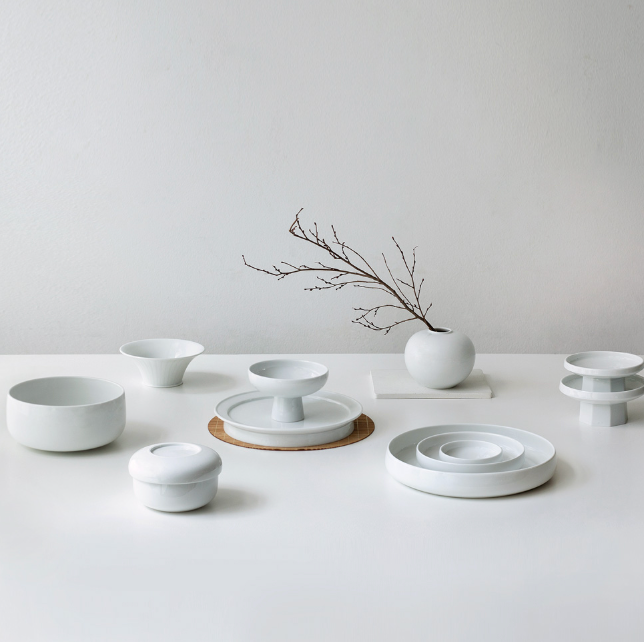 White Round Rimmed Plate - 둥근 전 접시