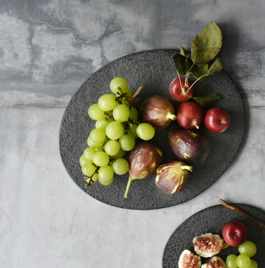 Vintage Black Oval Stone Plate Large | 타원 플레이트 (대)
